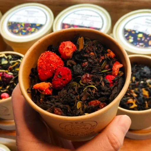 Чай с клубникой, барбарисом и малиной в картонном ведёрке