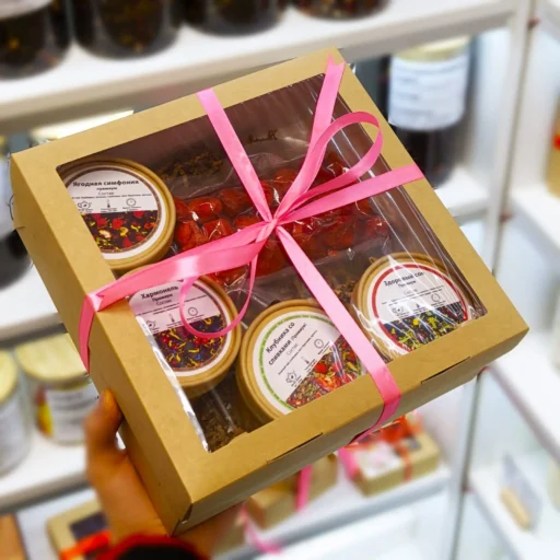 Подарочный набор с пятью чаями и шоколадкой с сублимированной клубникой