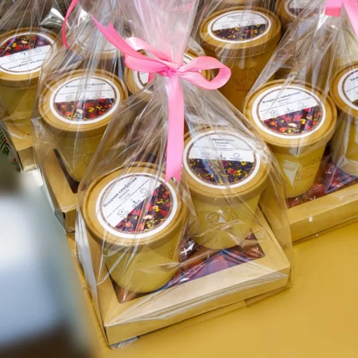 Подарочный набор из чая и шоколадке в прозрачной упаковке