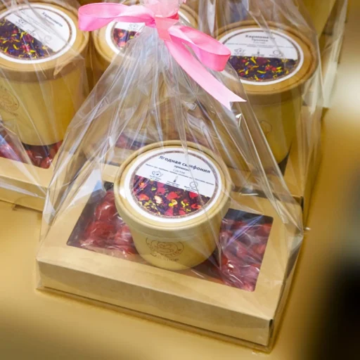 Подарочный набор из шоколадки с сублимированными ягодами и чая в прозрачной упаковке